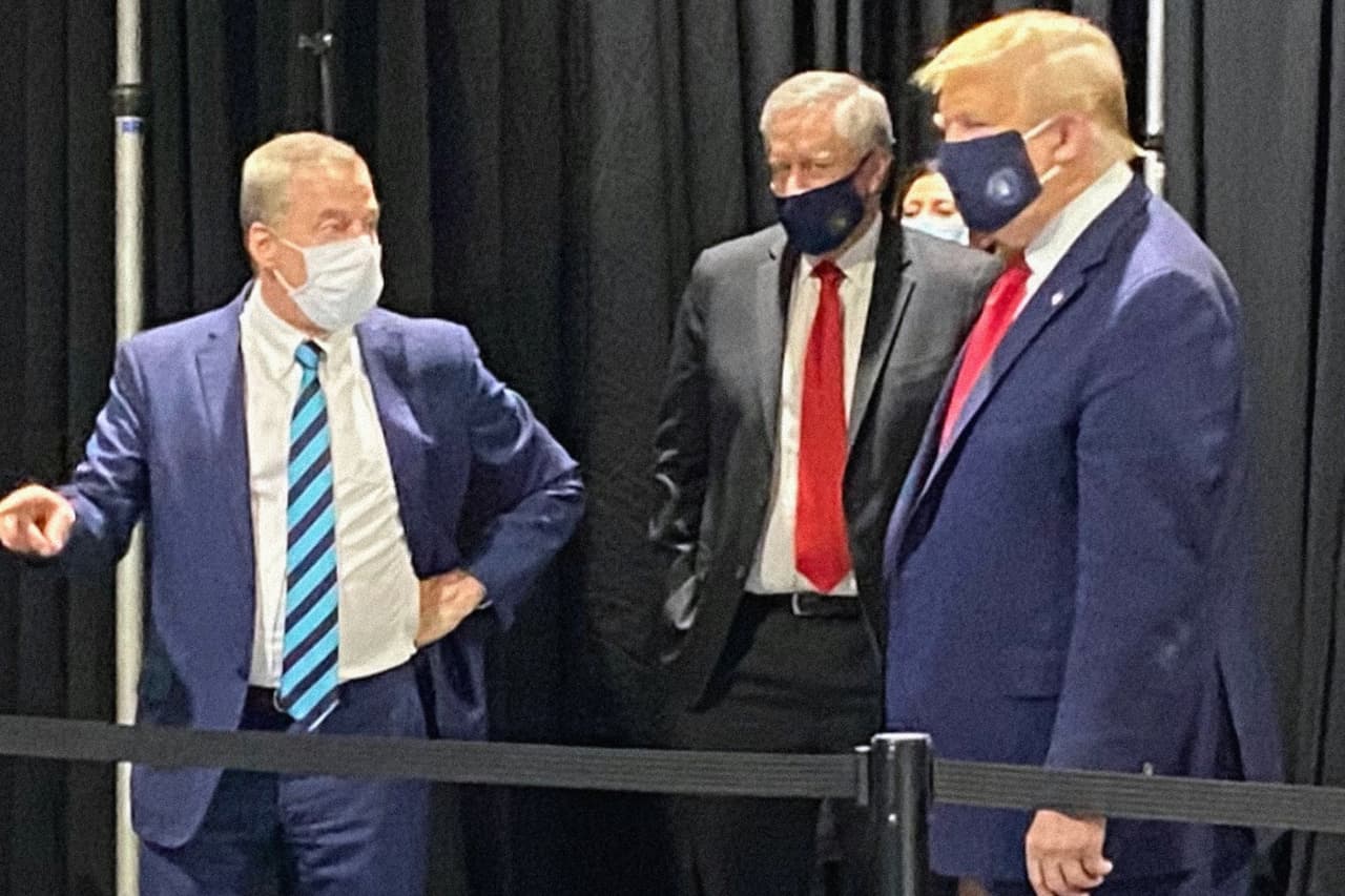 <b>Mayo 21. Trump protegido contra el coronavirus.</b> La máscara se convirtió en un asunto político para el presidente, quien ha evitado utilizarla en público. Esta fotografía fue publicada por la representante demócrata 
<a href="https://twitter.com/RepSpeier" target="_blank">Jackie Speier en su cuenta de Twitter</a> y muestra a Trump utilizando la protección durante una visita a la planta de Ford en Ypsilanti, Michigan.