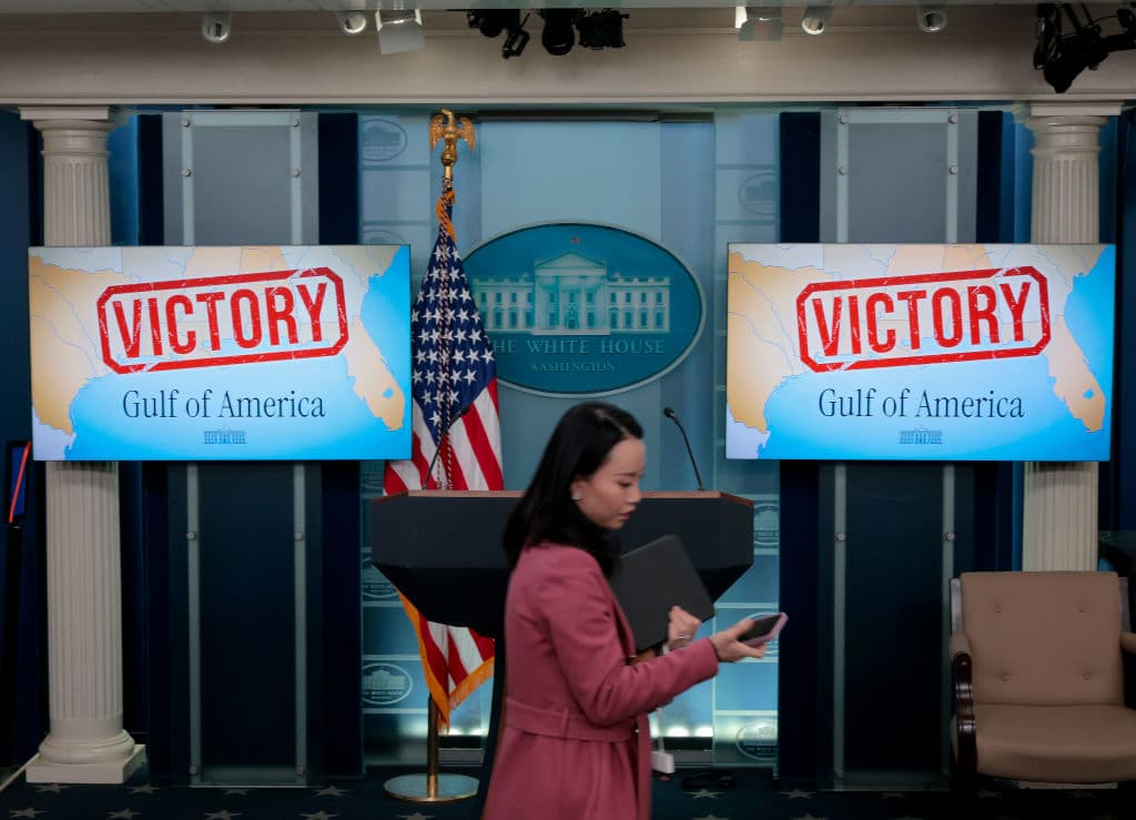 Trump vs. AP: cuando la Casa Blanca quiere decirles a los medios cómo trabajar