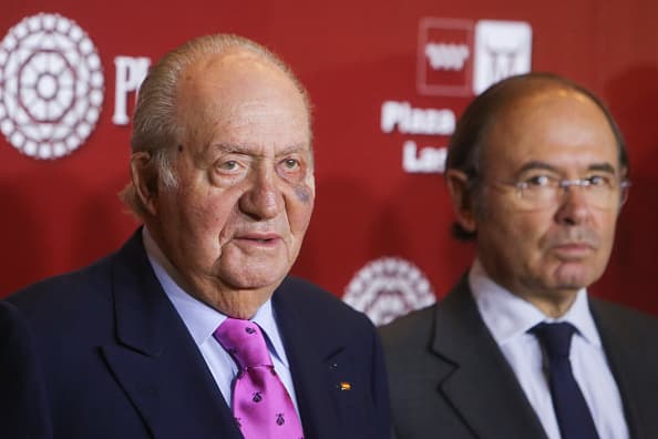 Ante la mirada de los curiosos, algunos de los cuales no dudaron en preguntarle qué le había pasado, don Juan Carlos de Borbón explicó lo que le había ocurrido.