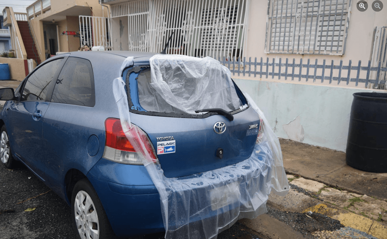Durante un recorrido que comenzó en la tarde y que pasadas las 9 de la noche no parecía concluir, el alcalde de Arecibo fue mostrando además cómo los residentes afectados hacían frente a lo inesperado.