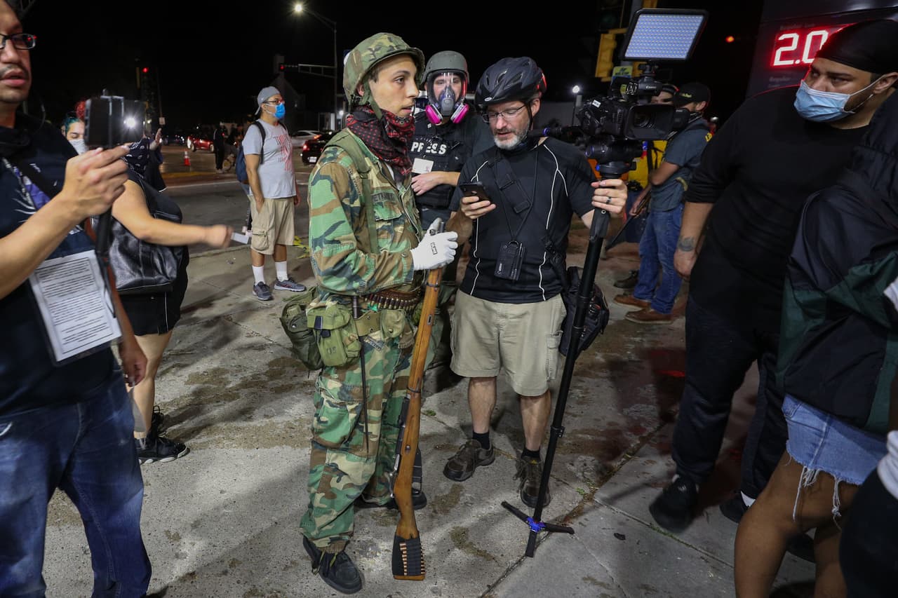 A medida que avanzaba la noche, la gasolinera se convirtió en un lugar de reunión tenso. Algunos transeúntes observanban desde los autos estacionados, otros se acercaban y se alejaban. Hubo discusiones y empujones ocasionales.