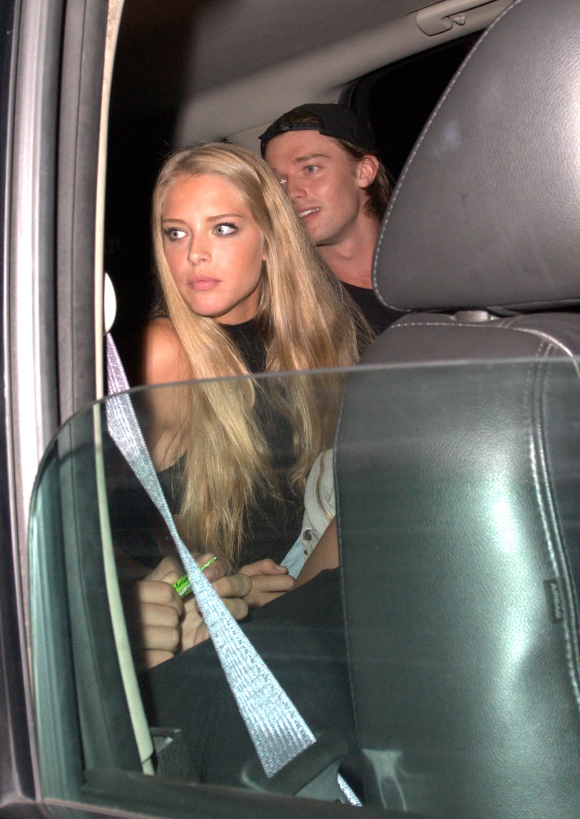 La guapa rubia se veía muy asustada.