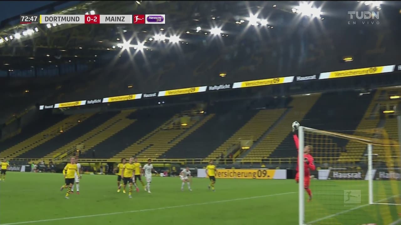 ¡Impresionante atajada! Florian Müller saca el balón del ángulo