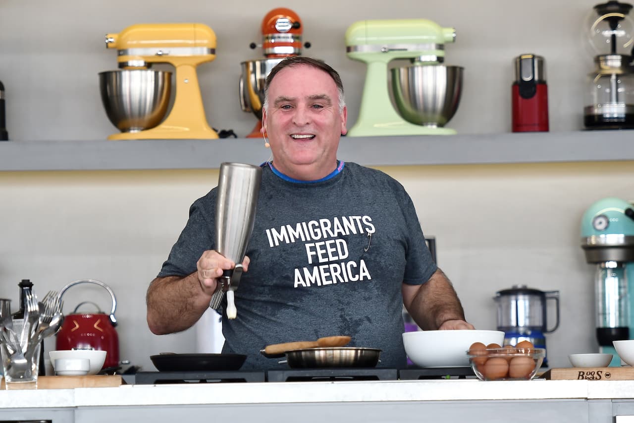 <b>José Andrés, chef y activista español. </b>Este chef se hizo primero famoso por ser presentador de programas culinarios en TV y tener innovadores restaurantes en varias ciudades de EEUU. Pero su faceta más notable es, seguramente, la de llevar comida a personas que fueron afectadas por desastres naturales como lo hizo en Haití o en Puerto Rico tras el paso del huracán María en septiembre de 2017. De espíritu filantrópico,
<a href="http://time.com/collection/most-influential-people-2018/5217571/jose-andres/"><u>remarca la revista</u></a>, José Andrés le ha llevado raciones de comida él mismo a miles de personas que atravesaban difíciles situaciones. Su empatía con los indocumentados, a quienes valora como 'grandes trabajadores' lo ha llevado a reaccionar públicamente en varias oportunidades en contra del discurso antiinmigrante del presidente Trump. Entre otras muchas acciones se ha sumado a la protesta bajo la consigna 'un día sin inmigrantes', momentos en los que cerró sus restaurantes.
<a href="https://www.univision.com/noticias/politica/chef-jose-andres-lo-ilegal-es-que-los-congresistas-coman-ensaladas-cultivadas-por-indocumentados"><u>"Lo ilegal es que los congresistas coman ensaladas cultivadas por indocumentados"</u></a>, dijo en una ocasión en entrevista con Univision Noticias.