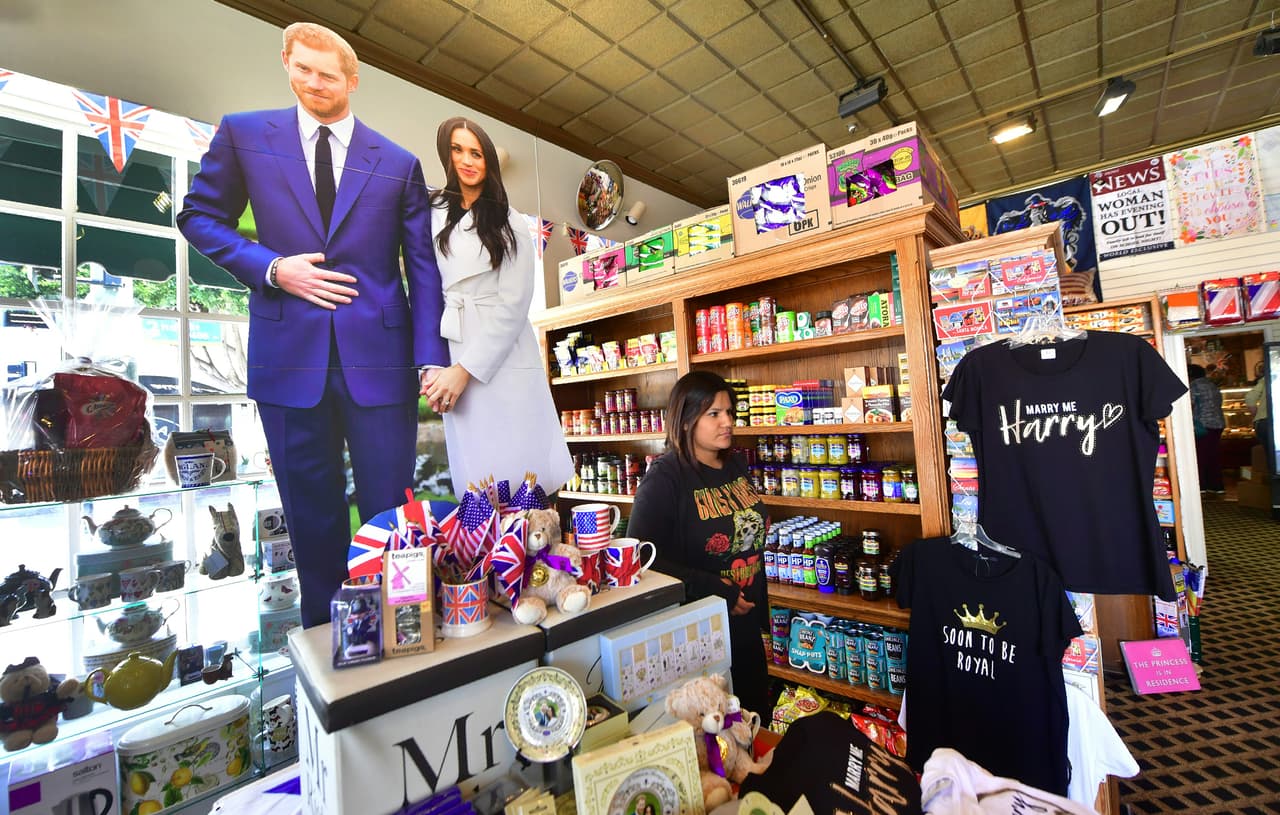 Pero la fiebre por la boda real trasciende latitudes. En Santa Mónica, California, un negocio llamado 'Ye Olde Kings' también ofrece para la venta recordatorios sobre el gran evento.