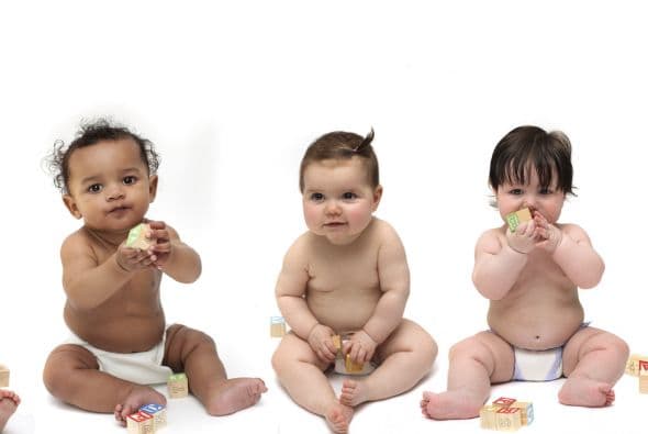 Algunos de huesos de los bebés están hechos completamente de cartílago (material suave y flexible), otros lo contienen en parte. Al crecer, el cartílago también lo hace y es reemplazado lentamente por el material de los huesos, indica KidsHealth.