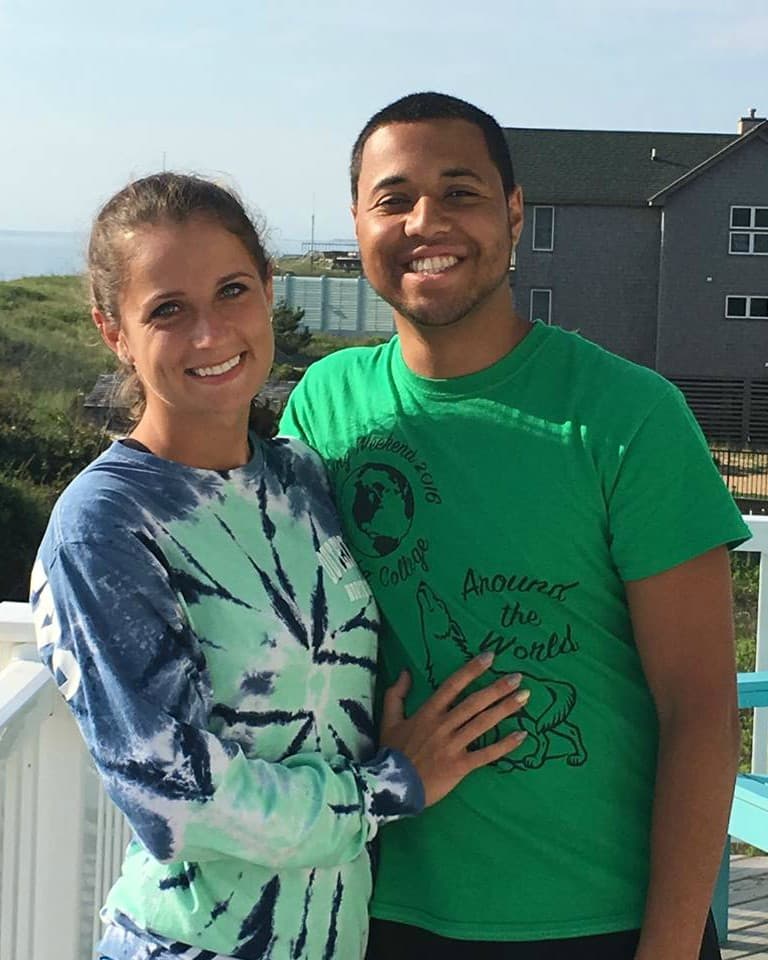 Amy Storey, presidenta del centro de estudios, confirmó en un comunicado que Irby es egresado de esa institución y es una de las víctimas del tiroteo masivo en el Festival del Ajo de Gilroy. Su pareja, 
<a href="https://www.univision.com/local/san-francisco-kdtv/un-rifle-ak-47-mensajes-en-instagram-y-ninos-muertos-lo-que-sabemos-del-tiroteo-en-gilroy?asd=" target="_blank">Sarah Warner (en la foto),</a> se encontraba con él en el evento pero logró salir ilesa.