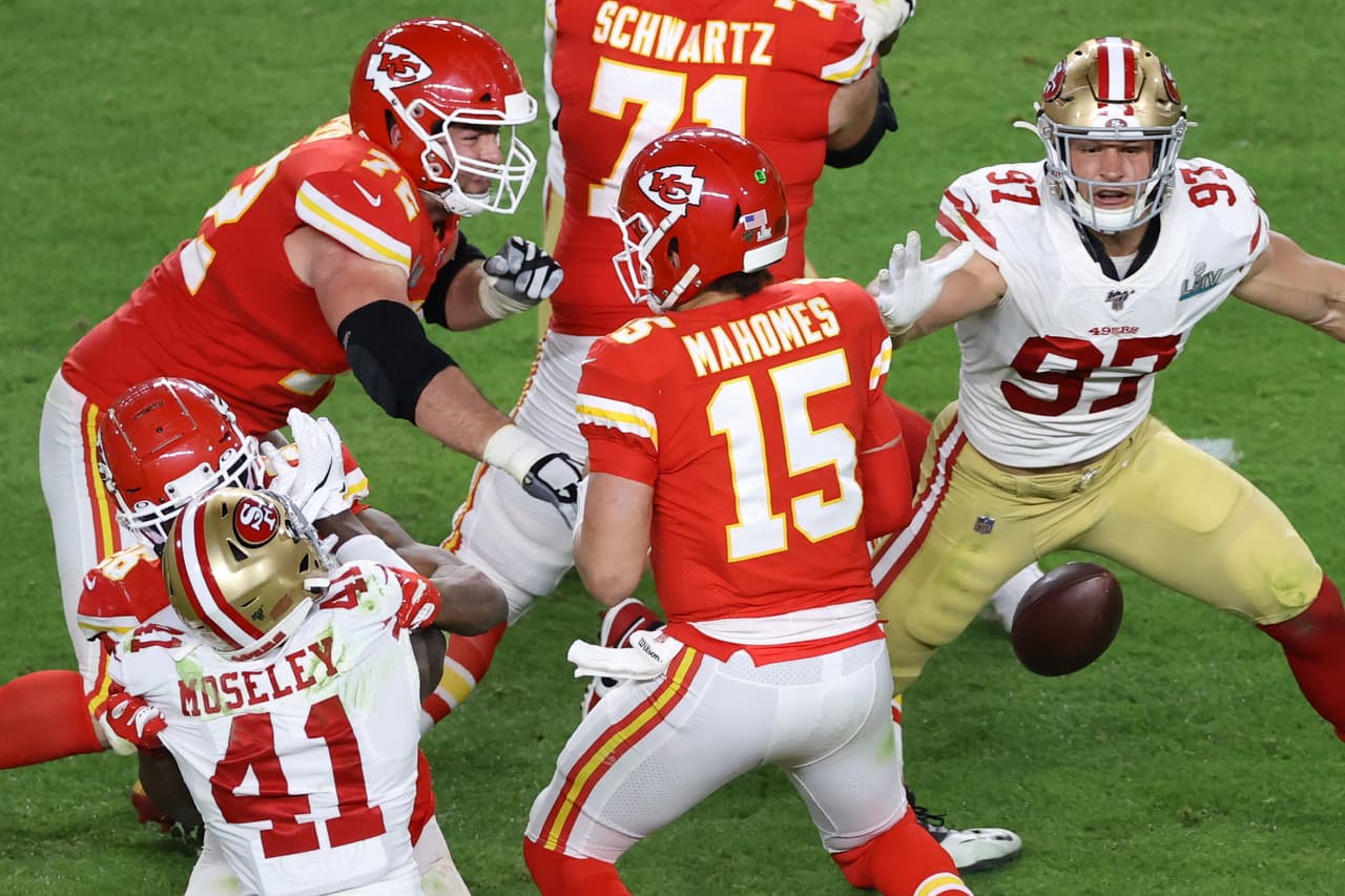 La defensiva de San Francisco 49ers presionó a Patrick Mahomes y le ocasionó un balón suelto por parte de Nick Bosa.