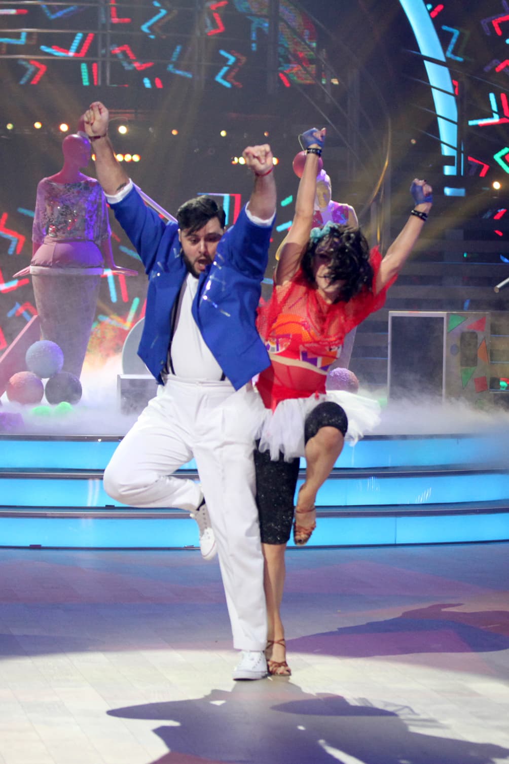 <a href="https://www.univision.com/shows/mira-quien-baila/paul-showman-stanley-se-aduena-del-escenario-con-wake-me-up-before-you-go-video" target="_blank">Paul bailó a ritmo de 'Wake Me Up Before You Go'</a>, con la energía que siempre lo ha caracterizado. Dayanara le confesó cuánta admiración siente por su dedicación, lo mismo que Joaquín: "Estás luchando hasta el final, estar en el esfuerzo de continuar merece mi respetos". Lola le agradeció que aún con la lesión siga trabajando para llegar a la semifinal.