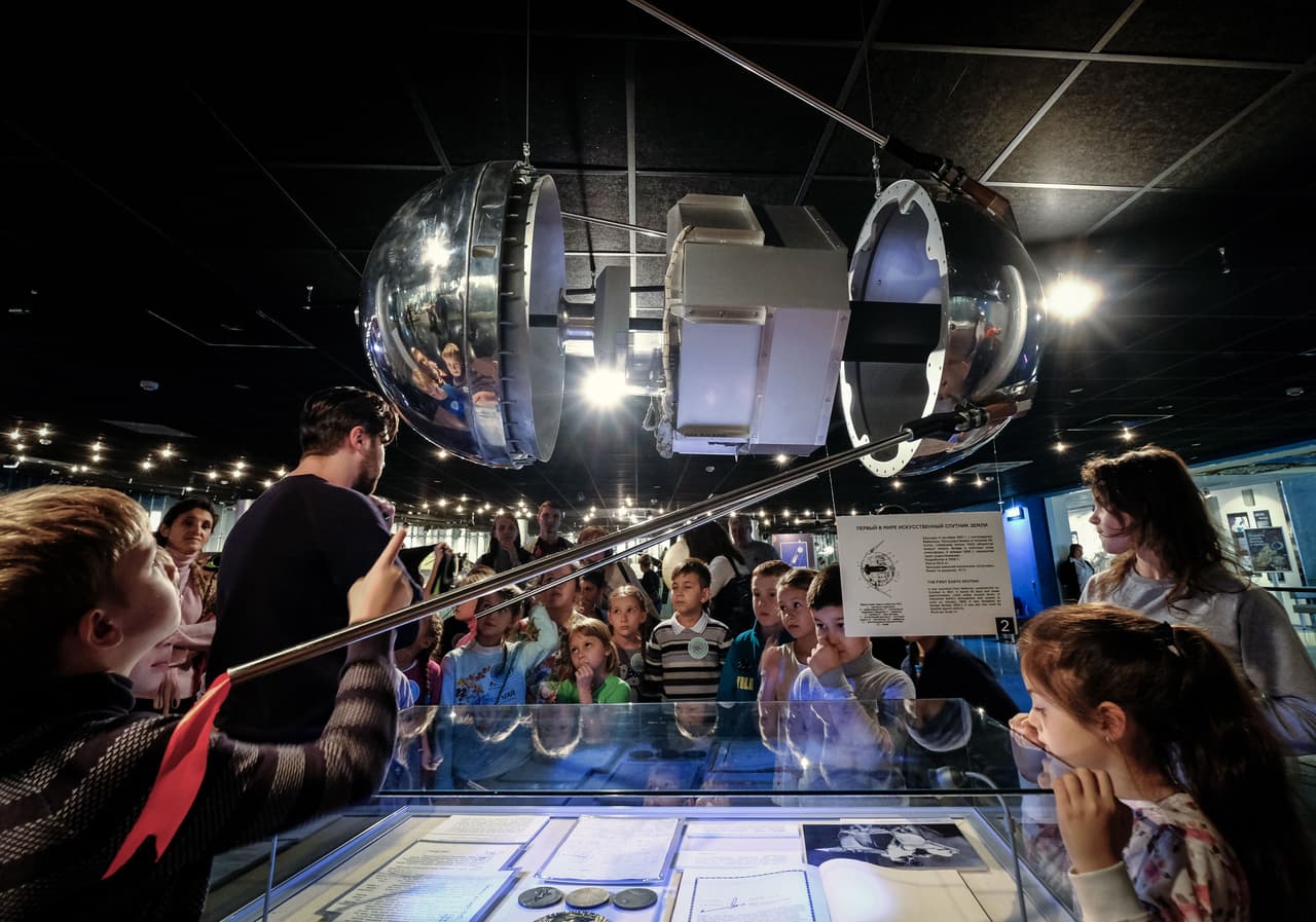 <b>Visiten museos.</b> Siempre hay uno para los intereses de cada niño, ya sea del espacio, del océano, de arte, de insectos, de historia, etc. Los museos además suelen tener 
<b>actividades interactivas</b> especiales para niños donde pueden experimentar, 
<b>aprender de primera mano</b>, jugar y conocer a otros niños y divertirse.