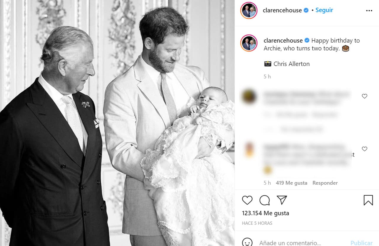 Su abuelo, el príncipe Carlos, también replicó una de las pocas fotos oficiales que existen de su nieto y publicó 
<b><a href="https://www.univision.com/famosos/meghan-y-el-principe-harry-comparten-fotos-del-bautizo-de-archie-pero-los-detalles-del-evento-son-un-misterio-fotos" target="_blank">una de su bautizo</a></b>: "Feliz cumpleaños a Archie, 
<b><a href="https://www.instagram.com/p/COhct4fDCqb/" target="_blank">que cumple dos años hoy</a></b>".