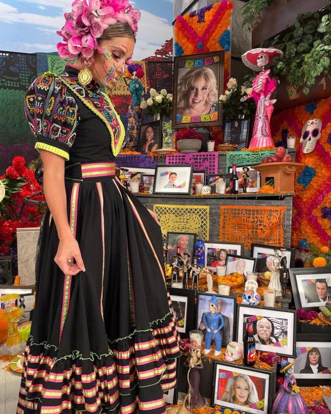 Este martes la presentadora posó frente al altar que la producción del programa Hoy puso en el foro para honrar a varios famosos muertos, entre ellos su madre.