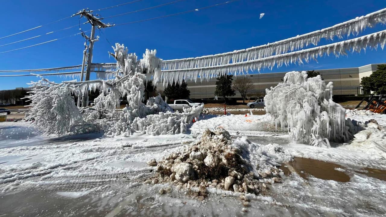 Una tubería rota y 
<a href="https://www.univision.com/local/dallas-kuvn/frente-artico-frio-extremo-sensacion-termica-norte-de-texas-fotos" target="_blank">un frente ártico, que trajo temperaturas gélidas al norte de Texas</a>, convirtieron una parte de la ciudad de Carrollton en una sorprendente escultura de hielo. Lo que parecía un incidente común se transformó en una obra de arte natural, capturando la atención de la comunidad.
<br>
<b><a href="https://www.whatsapp.com/channel/0029VafZxTzGpLHXXhtL0Y3A" target="_blank">Únete a nuestro canal de WhatsApp:</a></b>
<a href="https://www.whatsapp.com/channel/0029VafZxTzGpLHXXhtL0Y3A" target="_blank"> Haz clic aquí para estar al tanto de las noticias y no perderte ninguna actualización.</a>