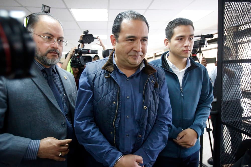Samuel Everardo Morales (c) y Jose Manuel Morales Marroquin (d), hermano e hijo del presidente de Guatemala. Los dos están siendo investigados en un caso de corrupción.