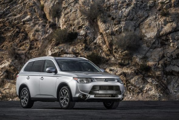 SUVs Pequenias: Mitsubishi Outlander 2015- No sólo representa un cambio estético, sino que cuenta con un número sin precedentes de mejoras tanto en seguridad como en calidad. Se ofrece con dos motorizaciones un propulsor de cuatro cilindros de 2.4 con 166 caballos de fuerza y 162 lb-pie de torque y un V6 de 3.0 litros que produce 224 caballos de potencia y 215 lb-pie de torque.