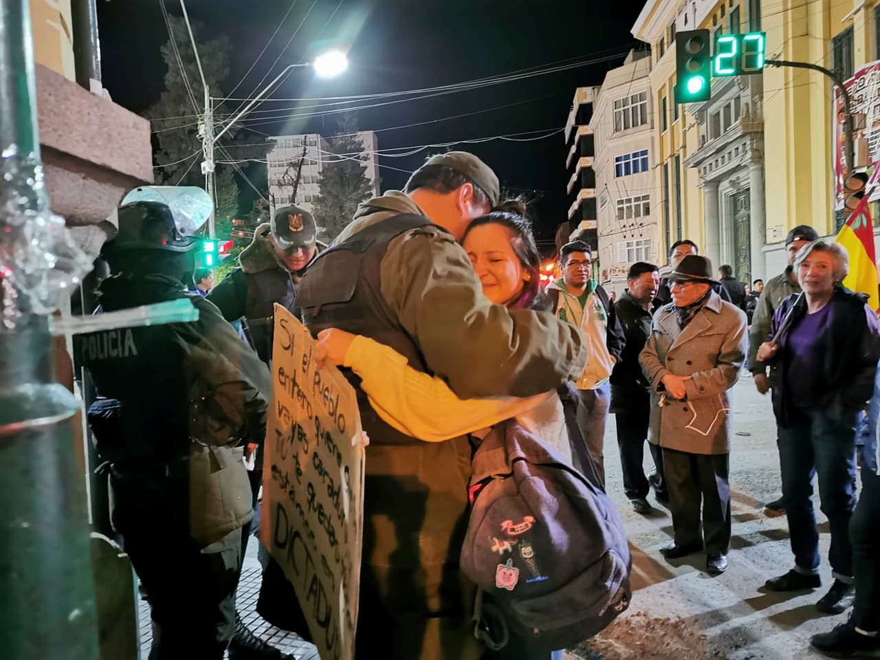 En medio del caos también se han visto escenas como esta, en la que una estudiante universitaria abraza a un oficial del Ejército en Oruro.