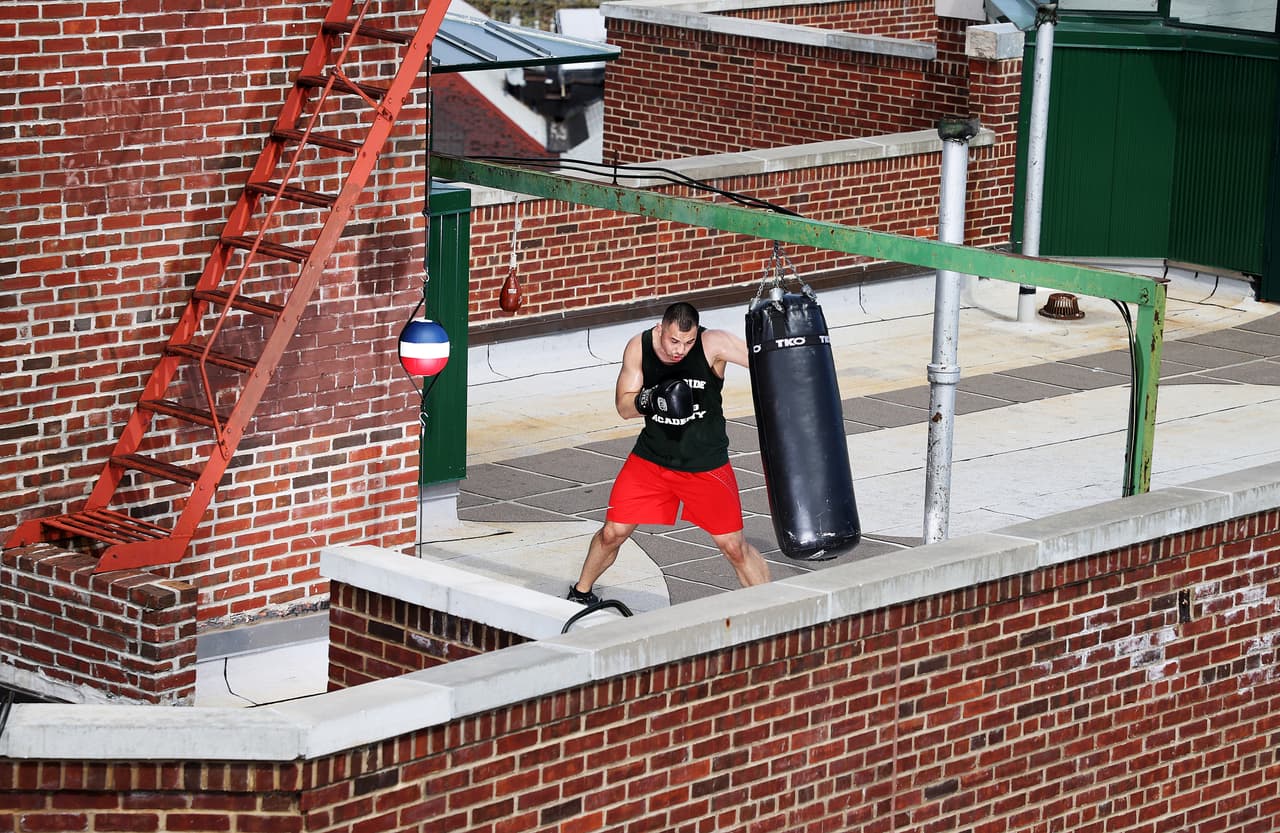 La Organización Mundial de la Salud (OMS) declaró el brote del nuevo coronavirus como una pandemia el 11 de marzo. Nueva York ordenó el cierre de los negocios no esenciales y a los residentes permanecer en casa, cuatro días después, el 15 de marzo.