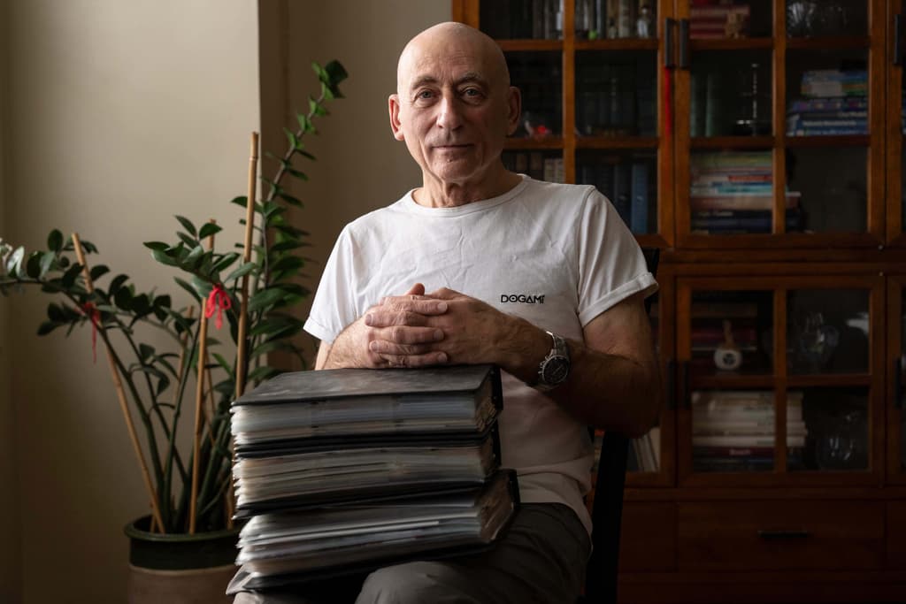 En el caso de Lev Radin, esos tres grandes libros que tiene sobre sus piernas forman su 
<b>colección histórica de tarjetas MetroCard, de Nueva York</b>. Casi 1,000.
<br>
<br>1️⃣ Cuando el sistema de trenes de la ciudad de Nueva York comenzó, en el 1904, los boletos eran en papel y costaban el equivalente a un niquel. No era barato, al día de hoy, según AP, serían $1.82. No fue hasta 
<b>el 1953 que entró en función el sistema de cobro con tokens</b>, que fue sustituido con la MetroCard.