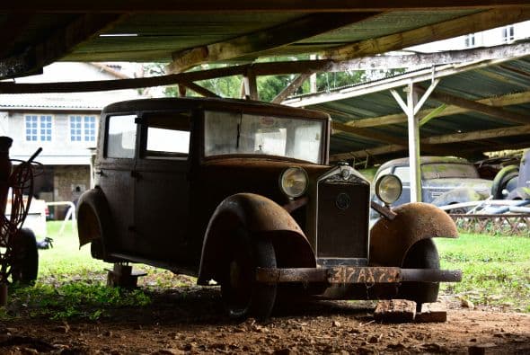 Entre los 60 autos de colección hay modelos exclusivos de marcas como Ferrari, Maserati, Porsche y Jaguar. Los autos fueron comprados entre las décadas de 1950 y 1970 por el empresario del transporte Roger Baillon, quien soñaba con restaurar su antigua colección y mostrarla en un museo. Llegó a reunir más de 100 autos pero su empresa empezó a decaer y tuvo que vender la mitad. Tras su muerte todo quedó para su hijo Jacques, quien falleció el año pasado. Los siguientes herederos, los nietos de Baillon, descubrieron el tesoro cuando fueron hasta la granja para ver su estado con intenciones de ponerla a la venta.