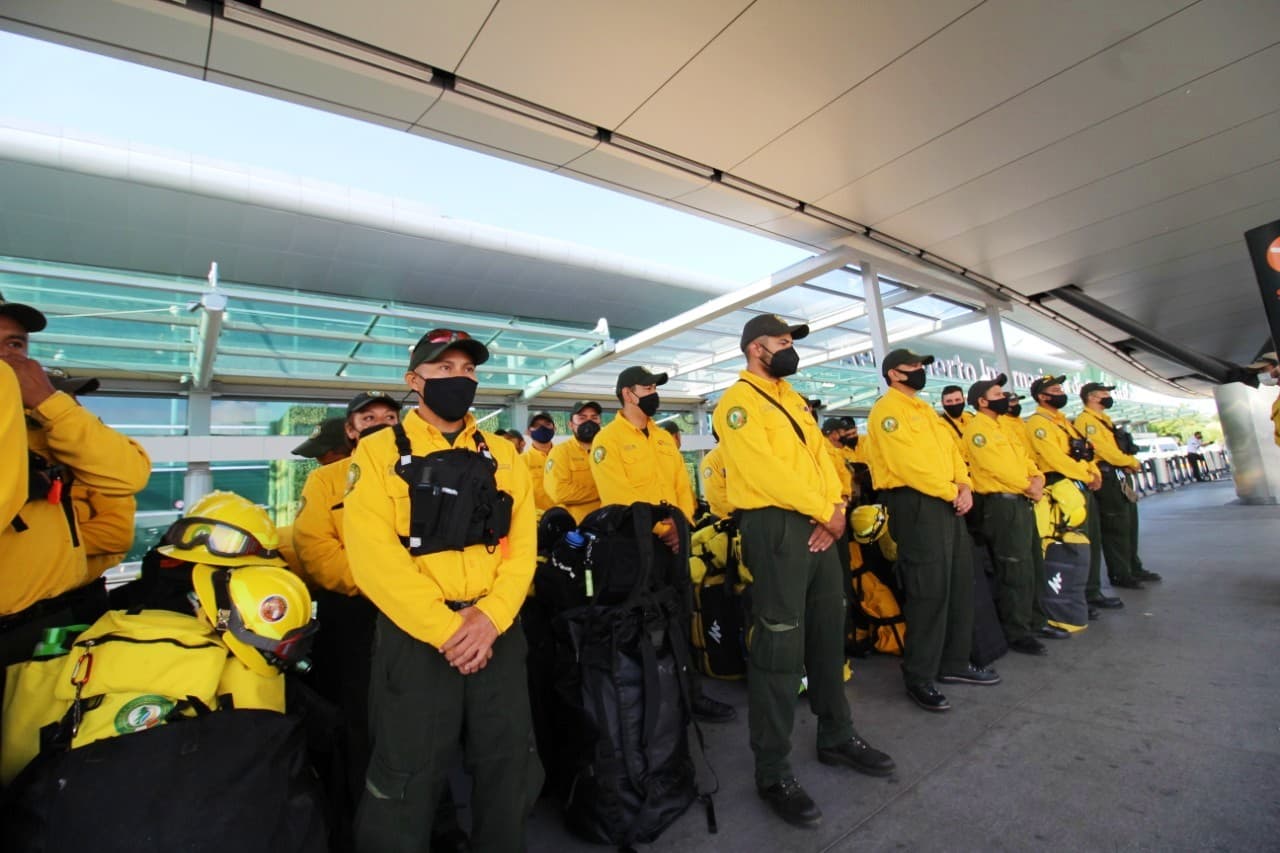 El centenar de comabatientes salieron esta mañana desde Guadalajara, 
<a href="https://twitter.com/R5_Fire_News/status/1308789227430133760" target="_blank">y arribaron al Aeropuerto de San Bernadino.</a> Aún se desconoce su llegada al Valle Central de California.