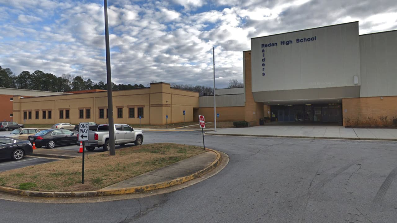 Investigan amenaza contra escuela preparatoria del condado de Dekalb