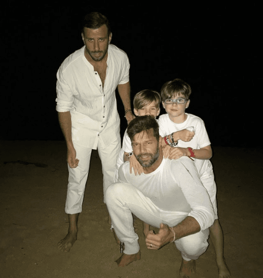 <b><a href="https://www.univision.com/entretenimiento/ricky-martin-confeso-que-se-caso-mucho-antes-de-hacerlo-publico-fotos">Su esposo, el artista plástico Jwan Yosef</a></b>, publicó un mensaje en Instagram felicitándolo: "Estoy a punto de explotar de orgullo. Felicitaciones al esposo más extraordinario por tu nominación al Emmy... Amor y luz siempre".