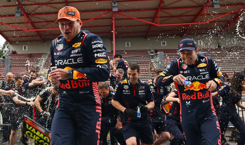A Max Verstappen le vuelven a romper su trofeo y ahora con un aviso de Checo