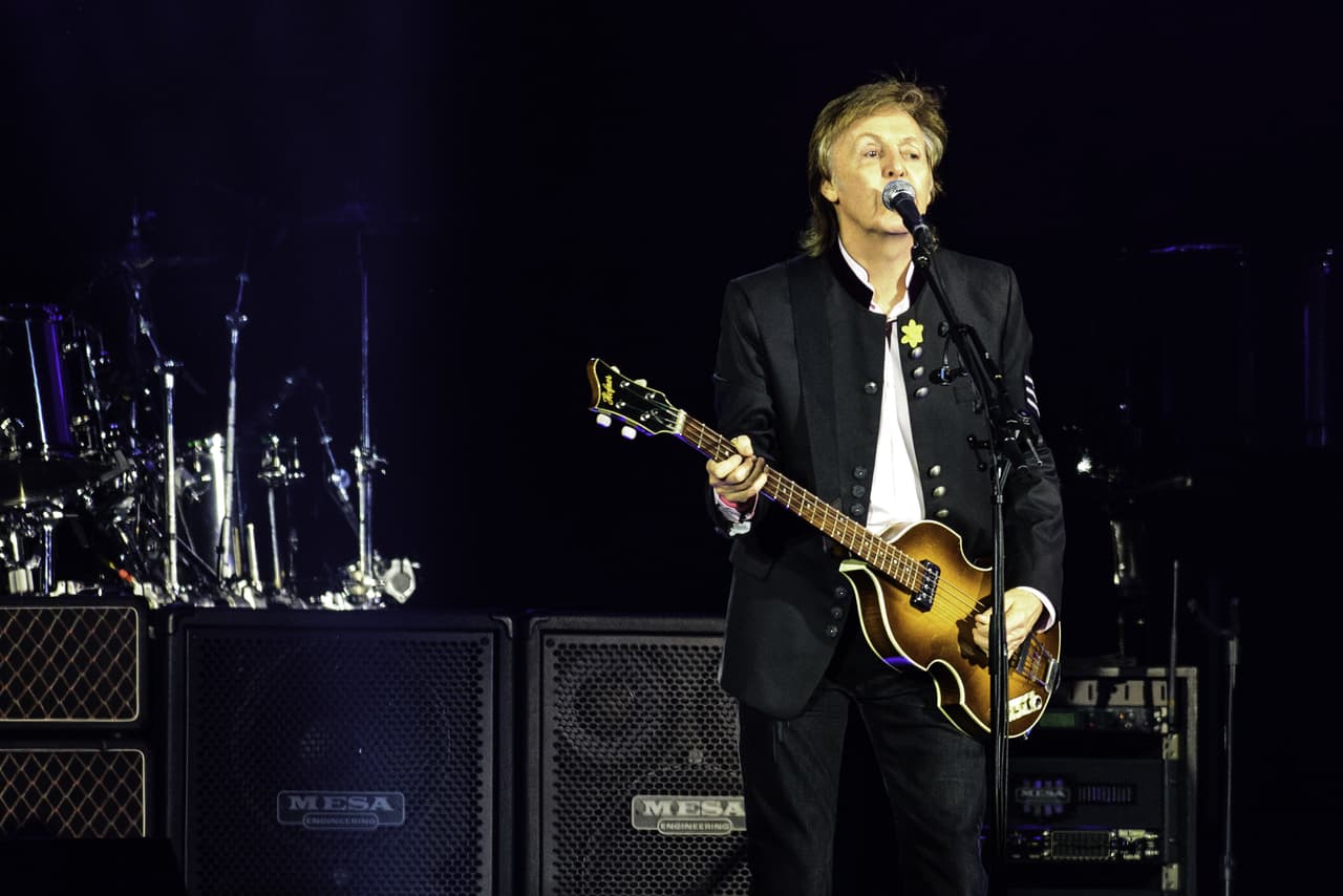 Existe la leyenda de que Sir Paul McCartney perdió la vida en un accidente automovilístico el 9 de noviembre de 1966 justamente cuando el grupo del momento, The Beatles, estaba en su apogeo.