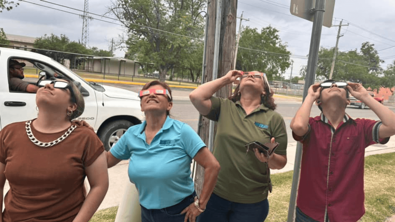 En la misma ciudad, así se detuvieron varias personas para apreciar el histórico eclipse.