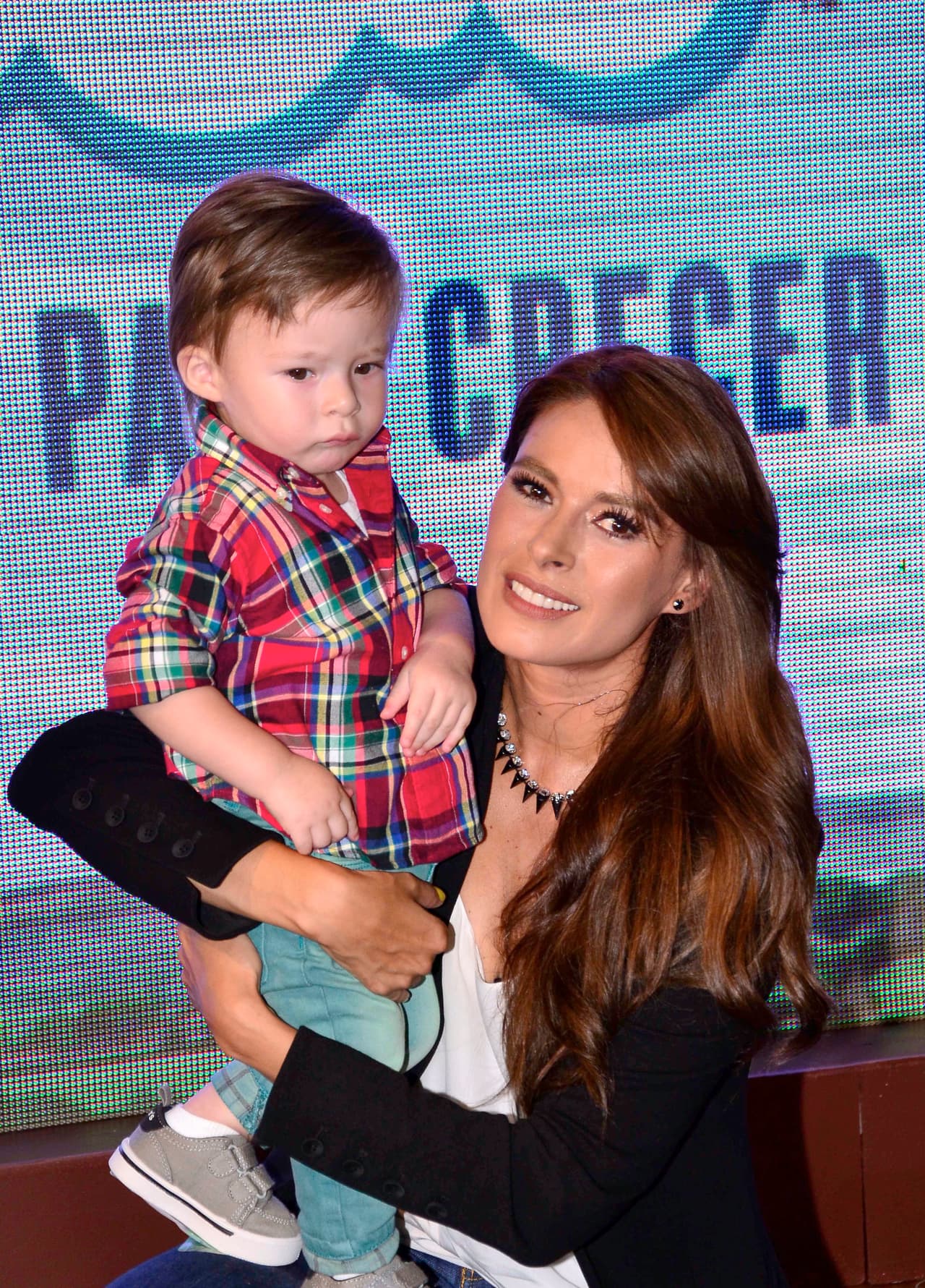 Mateo no sólo ha vivido rodeado del amor de sus papás sino del de los amigos y la familia de ambos. También ha crecido entre las cámaras, que se enamoraron de él en cuanto lo vieron.