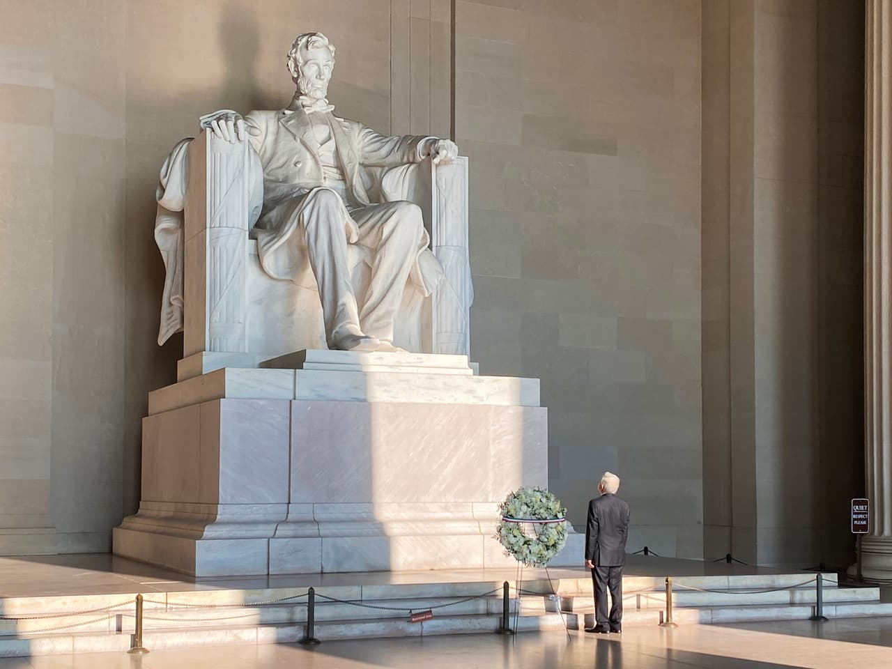 El presidente mexicano, Andrés Manuel López Obrador, frente al monumento a Abraham Lincoln en Washington DC. Con una visita a este monumento y al de Benito Juárez, el mandatario comenzó su viaje oficial a la capital estadounidense, el primero que realiza al extranjero desde su llegada al poder.
