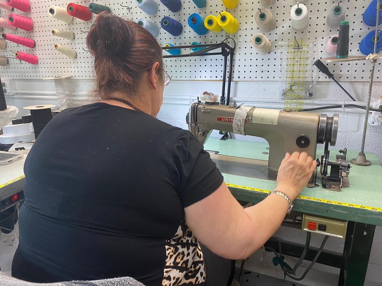 Ahora, trabaja a toda máquina, pues el cuerpo de bomberos de Miami-Dade le hizo un pedido de 20,000 mascarillas para sus empleados.