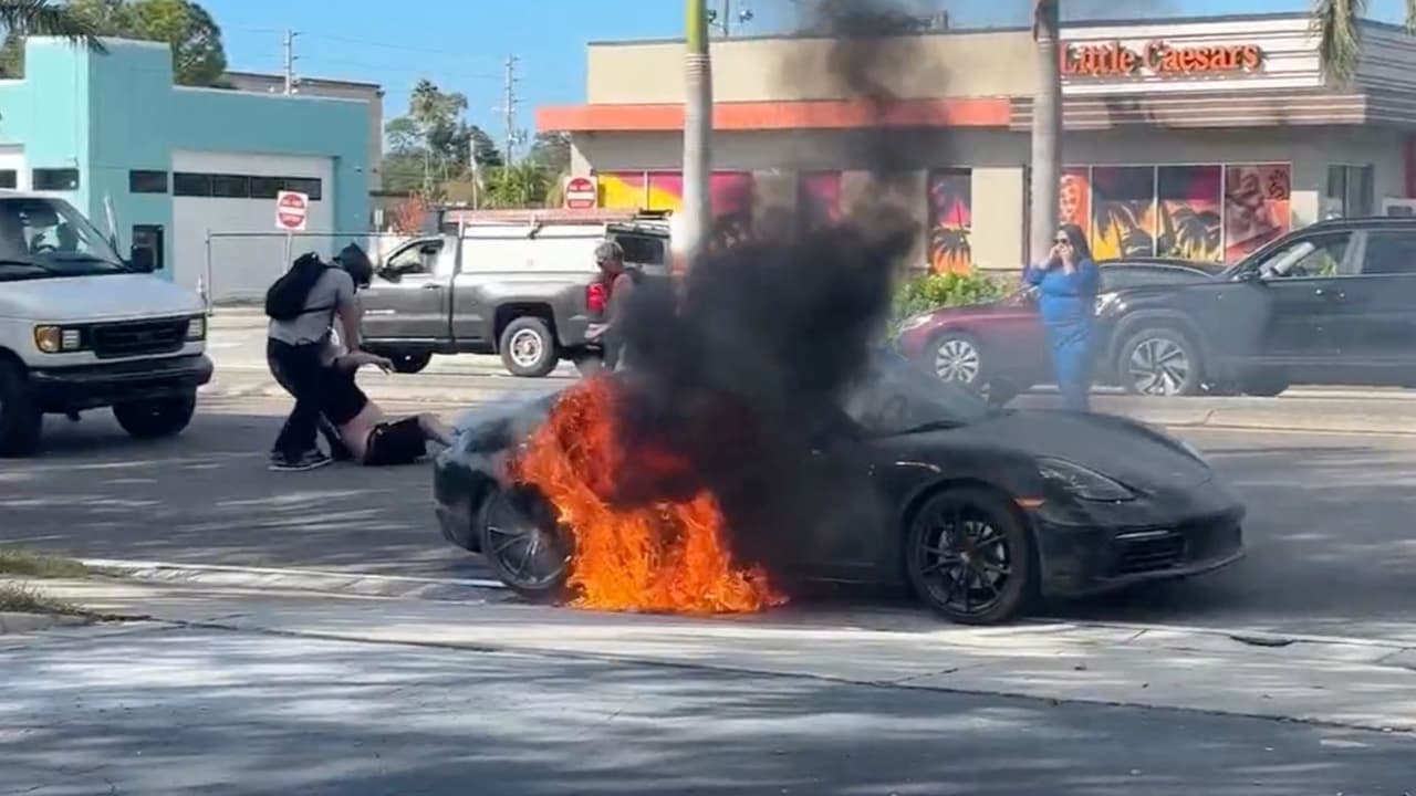 El momento en que un abuelo es rescatado de su auto en llamas: había perdido el conocimiento
