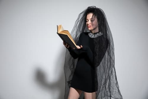 <h3 class="cms-H3-H3">Soñar con un vestido de novia negro </h3>
<br>Esto suele reflejar que sientes una preocupación excesiva frente a la toma de decisiones permanentes. En esta situación, el color negro simboliza el pánico que sientes al tener que tomar decisiones permanentes y perdurable en el tiempo.
<br>