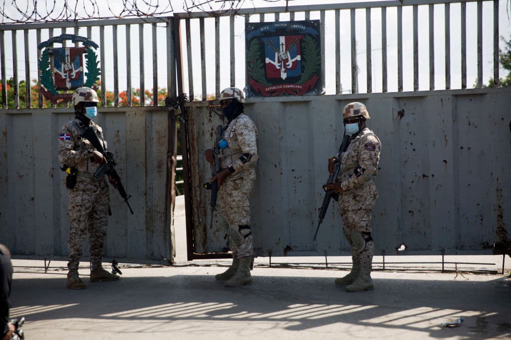 Los efectos de la crisis en Haití 
<b>ponen en alerta a República Dominicana</b>, país con el que comparte isla. En la foto, soldados custodian la frontera entre las dos naciones que está cerrada tras el asesinato.