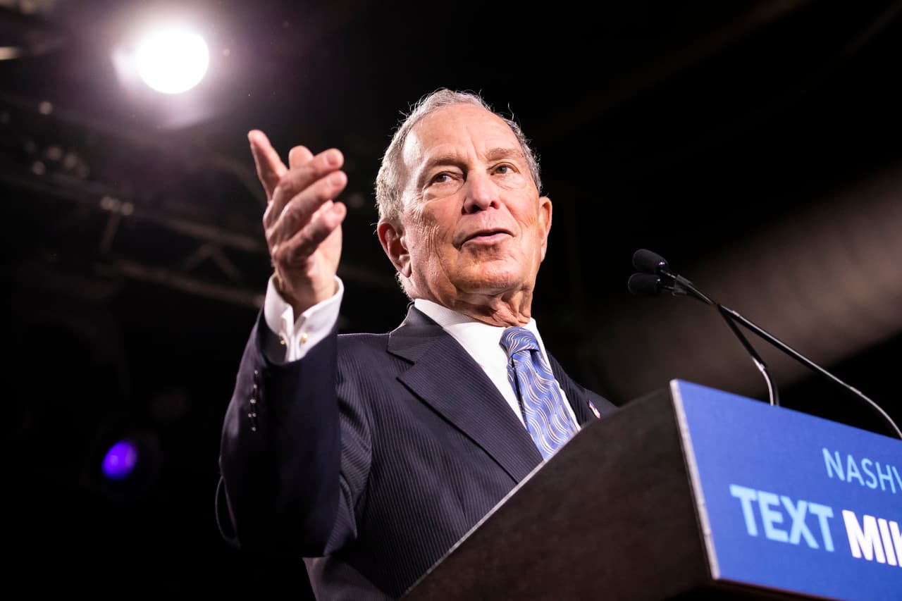 Se calcula que la fortuna de Bloomberg excede los 65 mil millones de dólares, 
<a href="https://www.forbes.com/donald-trump/#45dd9c992899" target="_blank">unas 20 veces más que la riqueza de Trump</a>. El exalcalde de Nueva York está solventando su propia campaña y con su estrategia de responder a las agresiones de Trump con ingeniosas respuestas, muchos lo ven como una 'receta' para vencer al presidente en las elecciones.