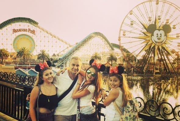 Aquí con sus hermanas y papá en Disney.