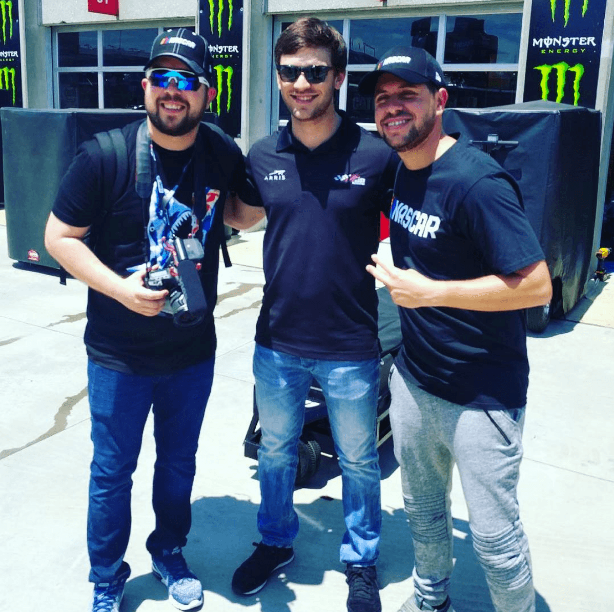Los Pichy Boys aprovecharon a sacarse una foto Junto al piloto Mexicano Daniel Suarez.