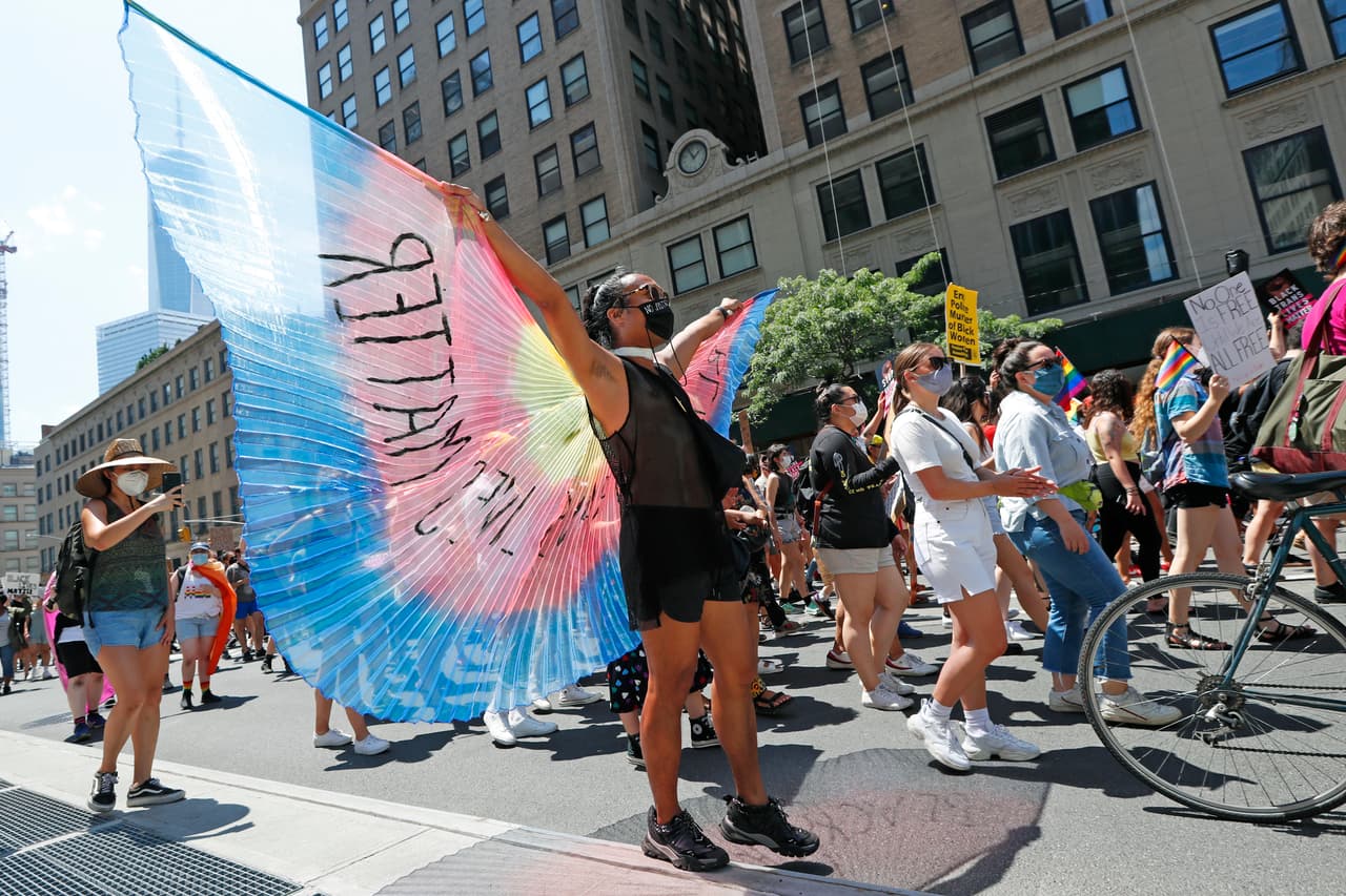 El histórico bar Stonewall Inn, conocido como el lugar de nacimiento del movimiento por los
<a href="https://www.univision.com/temas/derechos-lgbt">derechos de los homosexuales</a>, ha estado cerrado durante más de tres meses debido a la pandemia.
<b>Sin embargo, este domingo anunció que recibirá una contribución de 250,000 dólares de la Fundación Gill, dinero que se destinará a varios meses de alquiler y servicios públicos. </b>
<br>