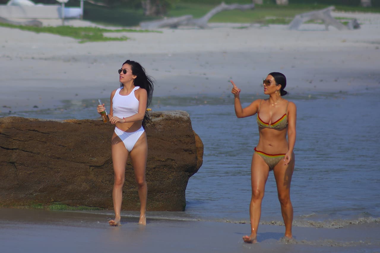 Kim Kardashian pasó el fin de semana del 22 de abril de 2017 en el resort Casa Aramara, en Tulum, México. Allí estuvo en la playa con Stephanie Sheppard, su asistente, mientras tomaba una cerveza. Además, Kourtney Kardashian también estuvo con amigas en el lugar.