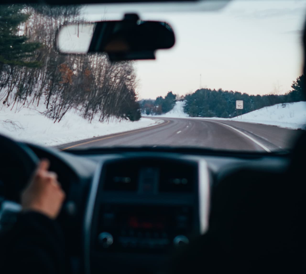 No te detengas si puedes evitarlo. Hay una gran diferencia en la cantidad de inercia que se necesita para comenzar a moverse desde una parada completa en comparación con la cantidad que se necesita para moverse mientras sigue rodando.