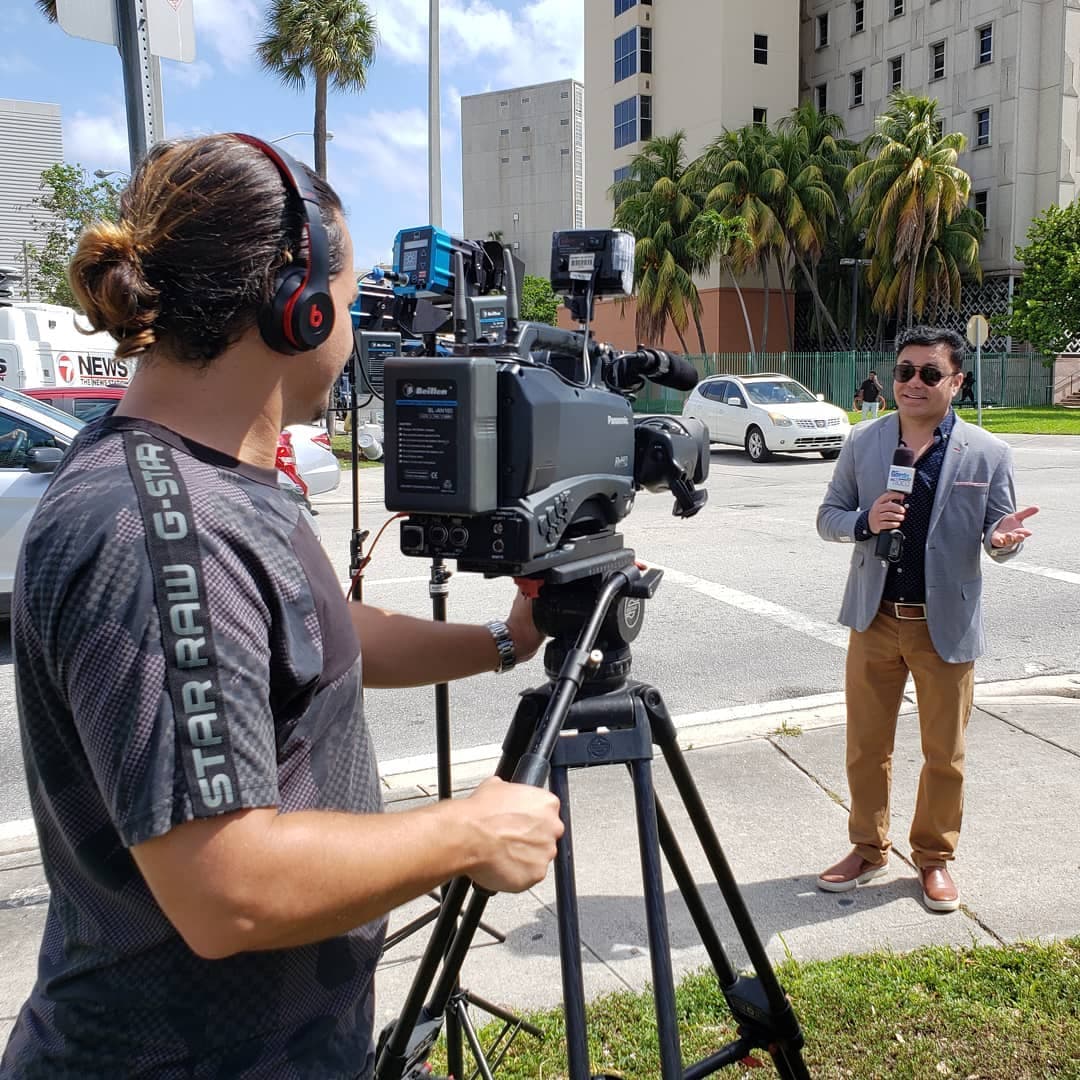 "Tú siempre has sido gentil conmigo y yo sé que amas el tequila, esto es para ti mi amigo porque eres el número uno, tú eres un tipo muy buena onda. Haces mucha comunidad por mucha gente latina y para nosotros tú significas mucho", comentó el periodista venezolano.