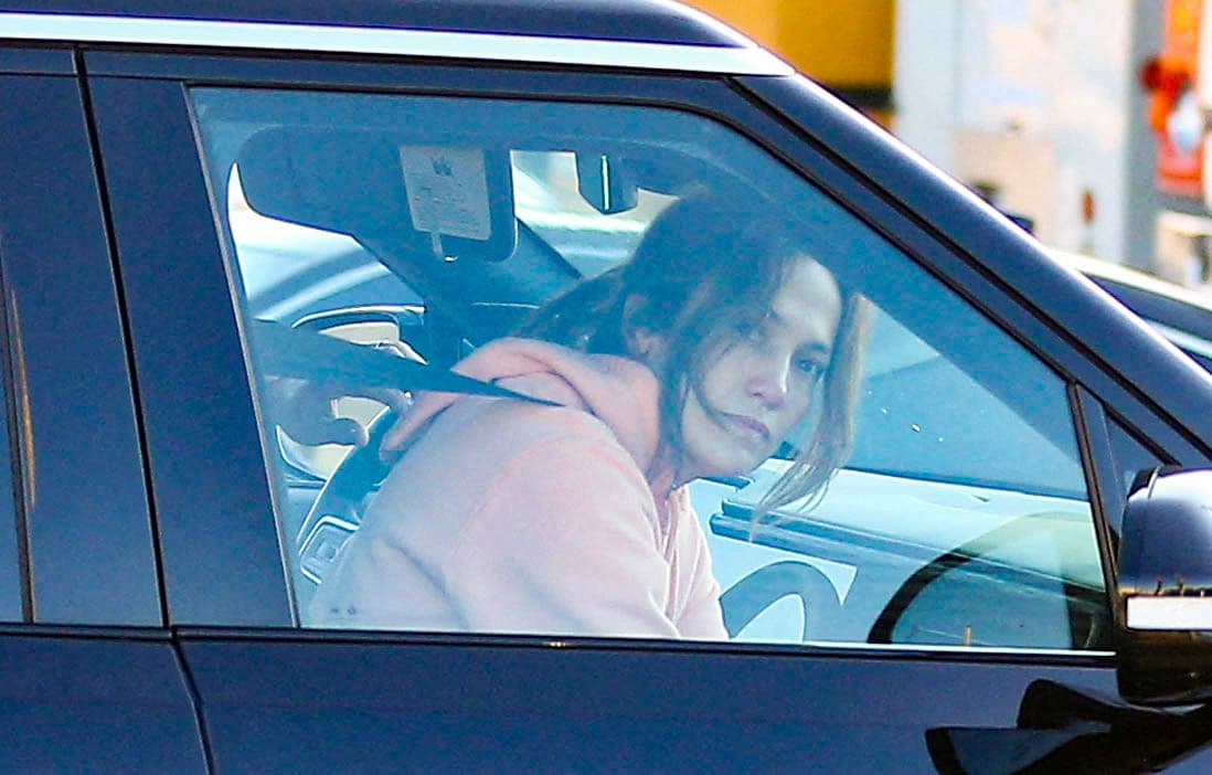 Jennifer López aparentemente molesta por los paparazzi.