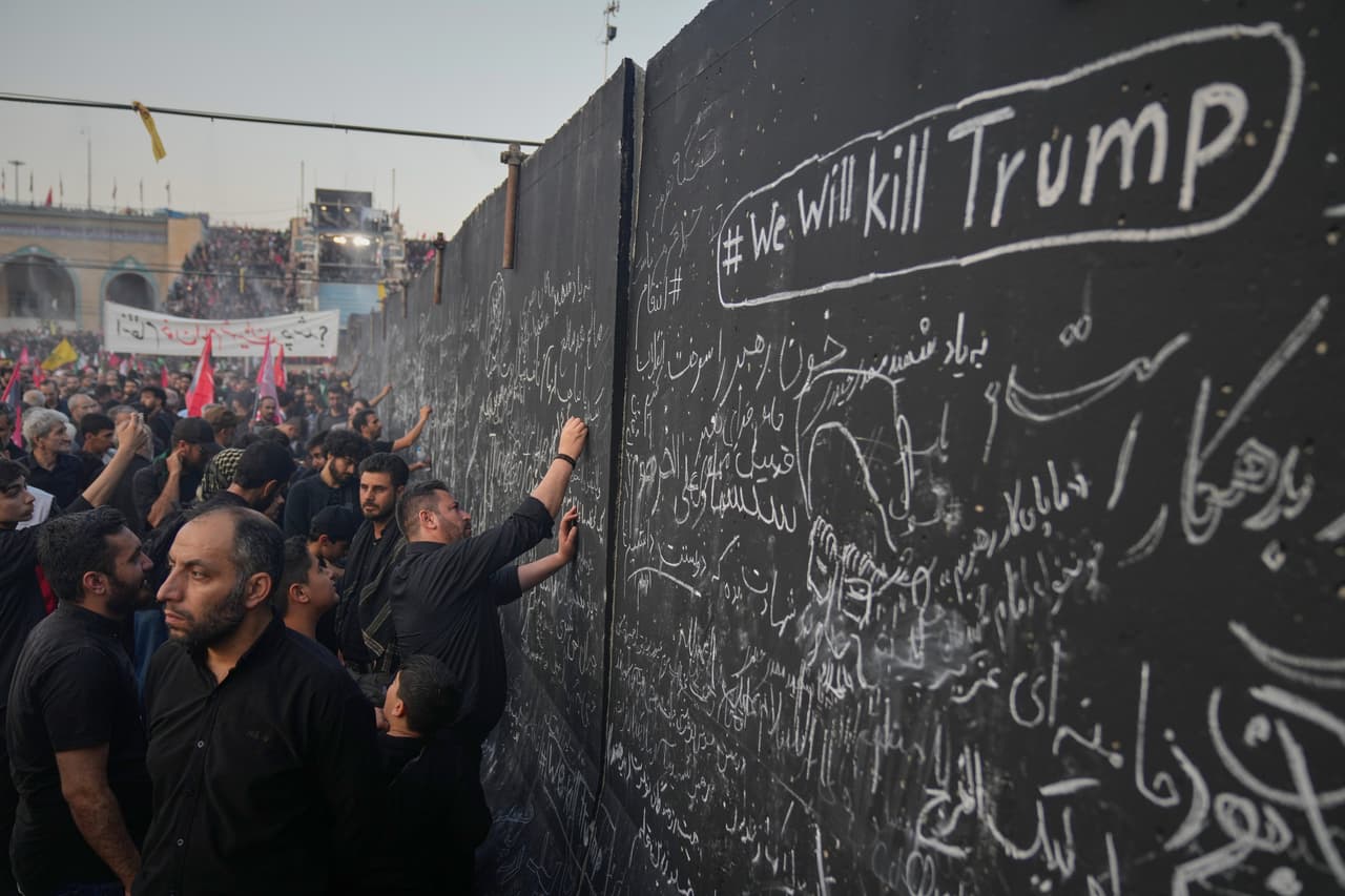 Personas junto al camión y en otros puntos de la ruta portaban pancartas, carteles y banderas pidiendo la muerte de Trump.