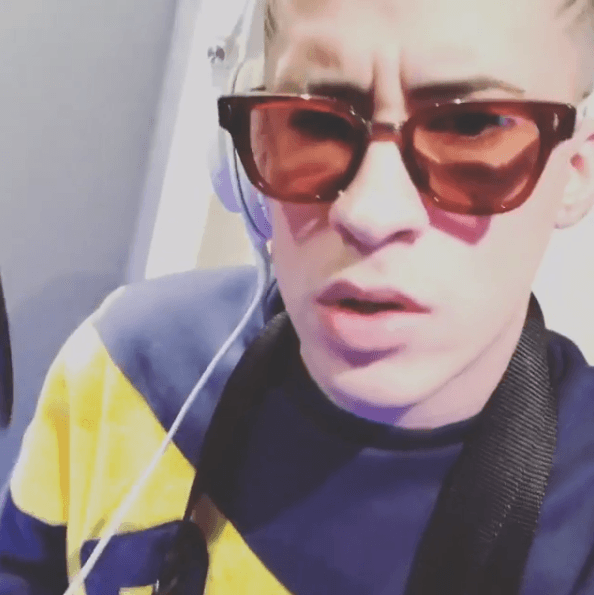 A principios de 2017, el cantante se vio involucrado en un escándalo después de postear un vídeo en sus redes sociales.