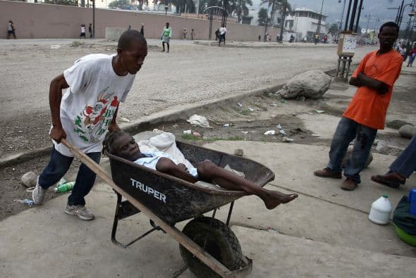 Sumido en la aletargada recuperación tras el terremoto que destruyó la capital y sin contener una epidemia de cólera, Haití comienza el 2011 en medio de una crisis política que mantiene indefinida la elección de un nuevo presidente que permita impulsar la reconstrucción del país.