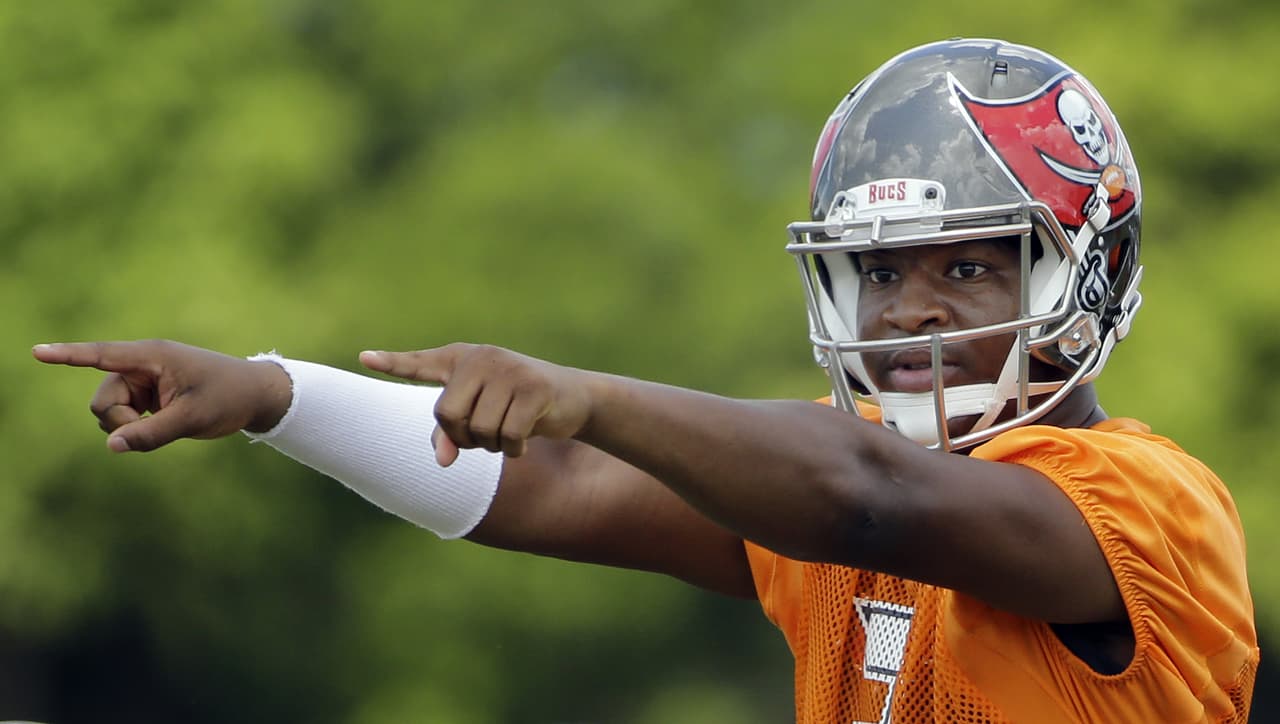 Pero fue reclutado como la primera selección global del Draft de 2015 en la NFL por los Buccaneers, equipo con el que prevalece.