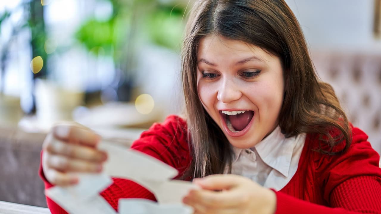 <h3 class="cms-H3-H3">Para cerrar </h3>
<br>
<b>Jugar Powerball es como comprar un boleto a la imaginación</b>. Sabes que las probabilidades son mínimas, pero durante un rato la mente se pasea entre 
<b>casas de playa, viajes sin regreso y cuentas bancarias sin fondo.</b> Al final, la lotería no se trata solo de números, sino de lo que uno sueña mientras espera el sorteo. Quizás nunca toque, pero ese par de dólares compran un ratito de ilusión. Y eso, para muchos, ya vale la pena.