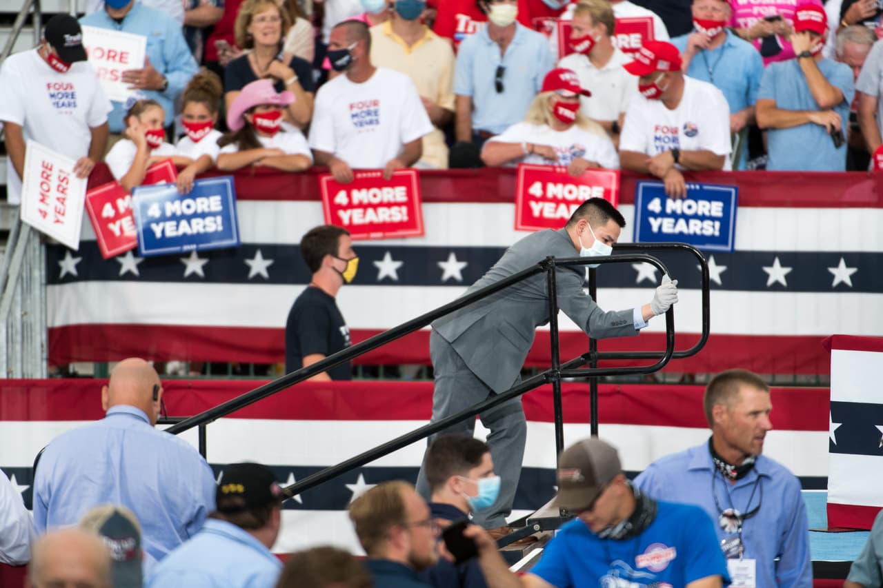 El Dr. Anthony Fauci, miembro del Grupo de Trabajo del Coronavirus de la Casa Blanca, confesó sentirse frustrado por el evento de Trump, cuyas medidas contradicen los lineamientos de su propia administración, dijo en declaraciones a 
<b>CBS.</b>