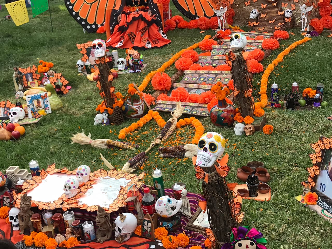 De acuerdo con la familia Morales, primera generación de mexicanos en EEUU, “los altares representan a sus antepasados y la unión de la familia, incluidas las mascotas, generación tras generación”. Así lo representaron en el su altar con el nombre : "Las Monarcas de Morales".